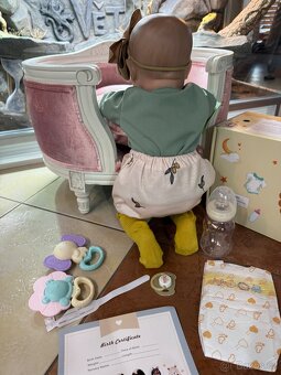 Realistická Reborm panenka s čelenkou a příslušenstvím - 13