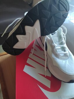 Prodám 2 páry NIKE, nenošené - pouze vyzkoušené - 13