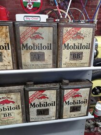 Bedna Mobiloil Gargoyle a 24 plechovek od oleje, mix , gut - 13