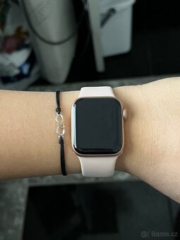 Apple Watch SE + 4 řemínky, původní balení, TOP STAV - 13