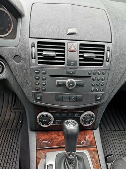 MERCEDES BENZ C 180 COMBI BENZÍN AUTOMAT NÍZKÉ KM - 13