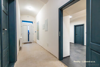 Prodej areálu s všestranným využitím nedaleko dálnice Praha - 13