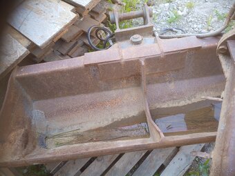 Komatsu WB 93r2 - 13