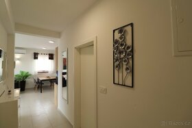 Vodice(HR)– Komplet zariadený 3 izbový apartmán v novostavbe - 13