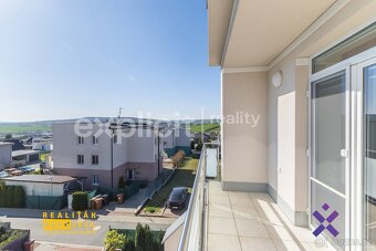 Prodej bytu 2+kk 65 m2 s vlastní zahradou 126 m2 a dvěmi stá - 13
