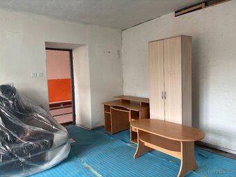 🏡 Prodej dvou rodinných domů s dvorkem a garážemi – Skočice - 13
