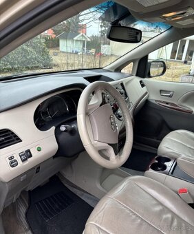 TOYOTA SIENNA - 13