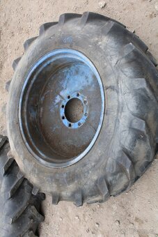 Zetor 8011 8145 zadní kola 16.9-34 vzorek 75% - 13