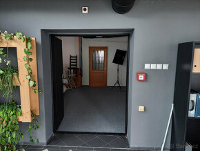 Prosklená prodejna se skladem v Kolíně - 13