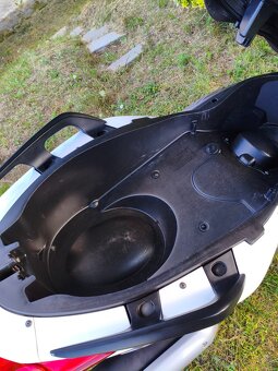 Yamaha X-Max 125i Business ABS CZ TP - 13
