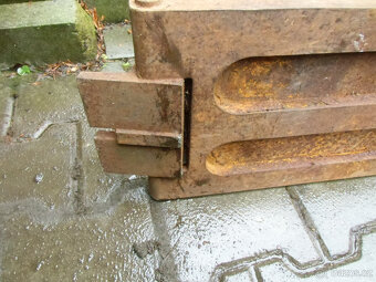 Naklápěcí upínací stůl s drážkami. - 13