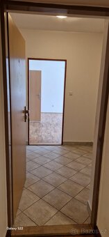 Pronájem bytu 2+kk (49m2) se zahradou a parkováním. - 13