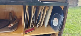 Gramofon Thorens + LP + skříň - 13