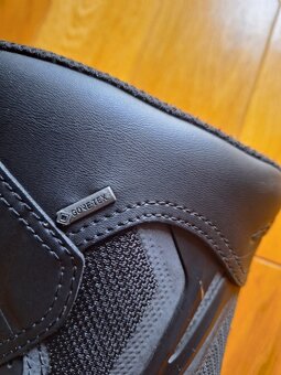 helma a oblečení na motorku. - 13