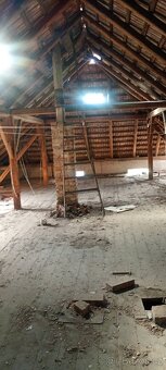 Staré trámy a rozebrání starých střech a objektů - 13