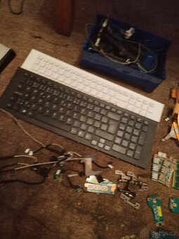 Prodávám díly na notebook Sony - 13