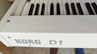 PIANO KORG D1 + nohy Korg ST-WL masivní dub + bedny 2xYamaha - 13