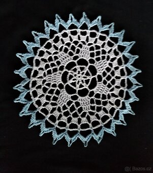 Malé ručně háčkované naškrobené bavlněné dečky - 13