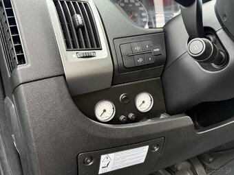 Obytná vestavba Adria Twin Active, tažné zařízení, kola R20 - 13