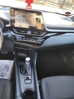 Toyota C-HR 1.8 Hybrid E-CVT rok 2021 - 13