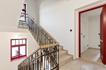 POSLEDNÍ VOLNÉ APARTMÁNY- byt 2+kk, 61m² s arkýřem, Plavy - 13