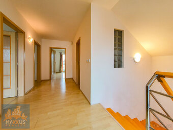 Pronájem hezkého rodinného domu (196 m2) se zahradou, Praha - 13