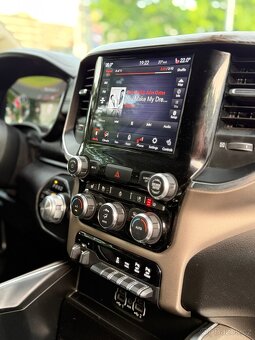 DODGE RAM Laramie 5.7 V8 HEMI—2020—KŮŽE—LED světla —95.000km - 13