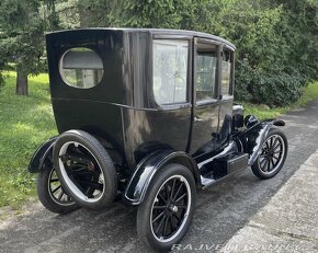 1922 Ford Model T Luxury Sedan - 13