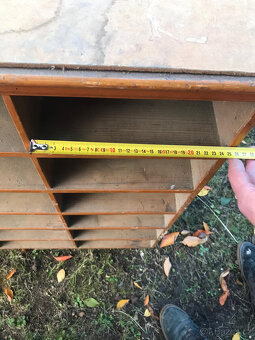 Masivní regálová skříň - 13