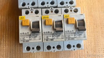 Jističe, pojistky, relé, stykače, proudové chrániče - různé - 13