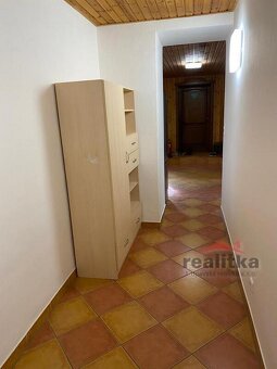 Pronájem velkého bytu 2+kk, 80m2 se zahradou, garáží a bazén - 13