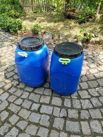 Kanystry plast 20Ltr. Bílé a modré za 60Kč, 15Ltr. 50Kč. PM - 13