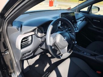 Toyota C-HR 1.8 Hybrid E-CVT rok 2021 - 13