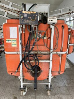 Prodám nesený postřikovač za traktor 15 metrový - 13