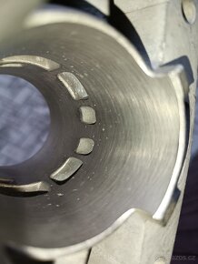 Válec ČZ 125/519 nebo vodítka řetězu za levý kluzák - 13