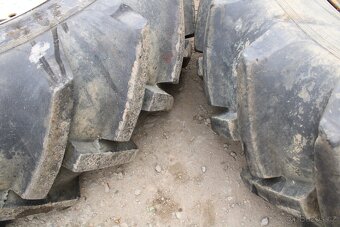Zetor 8011 8145 zadní kola 16.9-34 vzorek 95% - 13
