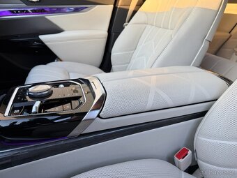 BMW 750e / TV / Lounge - 13