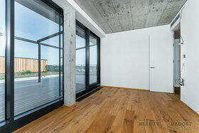 Exkluzivní byt 4+kk v industriálním stylu s panoramatickým v - 13