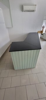 vybavení obchodu- štendry, prodejní pult, vitríny, koše - 13