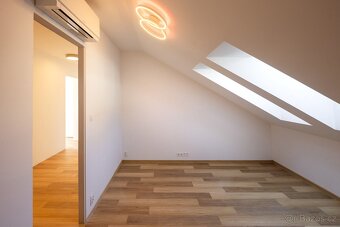 Luxusní podkrovní byt v centru Pardubic - 13