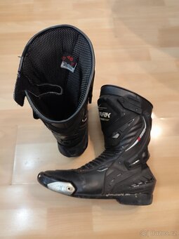 Suzuki GSR 600 - 13