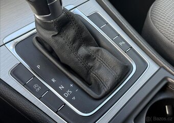 Volkswagen Golf TDI DSG F1 81kW XENONY R19 nafta manuál - 13