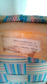 Retro - koberec,garnýž,zrcadlo,věšáky,poličky,žaluzie,sáňky - 13