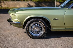 Ford Mustang Convertible - 13