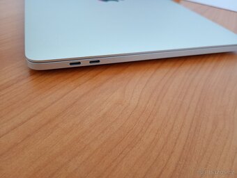 MacBook PRO 13 palců M1 chip 8 RAM 256 SSD NOVÝ 14cyklů - 13
