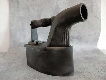 Stará velká orig. atypická žehlička s komínem do sbírky - 13