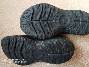 Tenisky černé zn."NIKE" vel."33.5" - 13