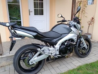 Suzuki GSR 600 - 13
