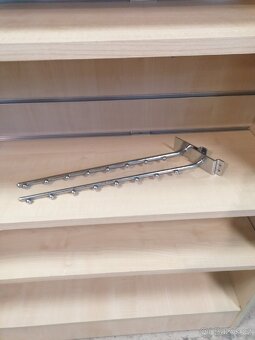 Prodejní 4 straný regál na kolečkách - 13