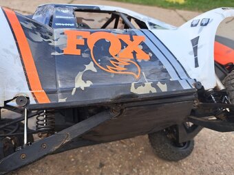 Prodám Traxxas UDR, nabíječka + 2 baterie a nové kola - 13